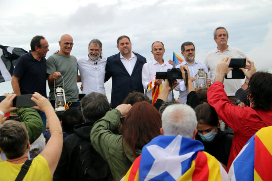 Seven of the jailed pro-independence leaders on stage at the entrance to Lledoners prison after their release, June 23, 2021 (by Nia Escolà)